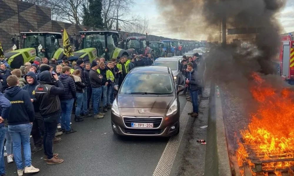 Γαλλική επανάσταση στις Βρυξέλλες! Πολιορκείται η Σύνοδος Κορυφής από τους αγρότες με χίλια τρακτέρ